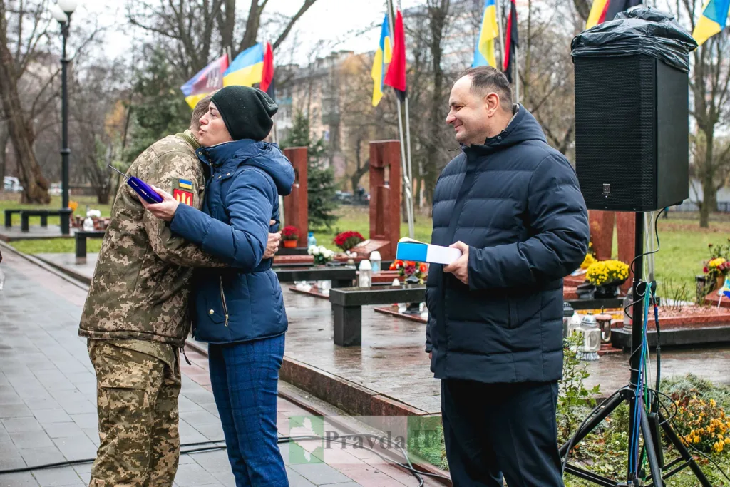 Військовий отримує нагороду під час церемонії