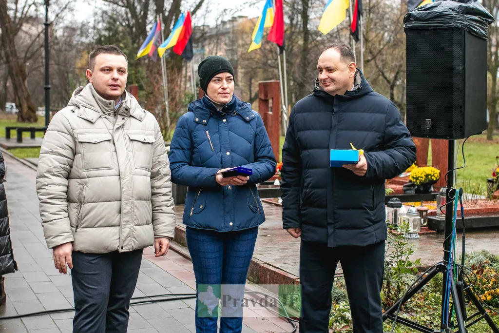 Люди на вулиці під час церемонії з прапорами