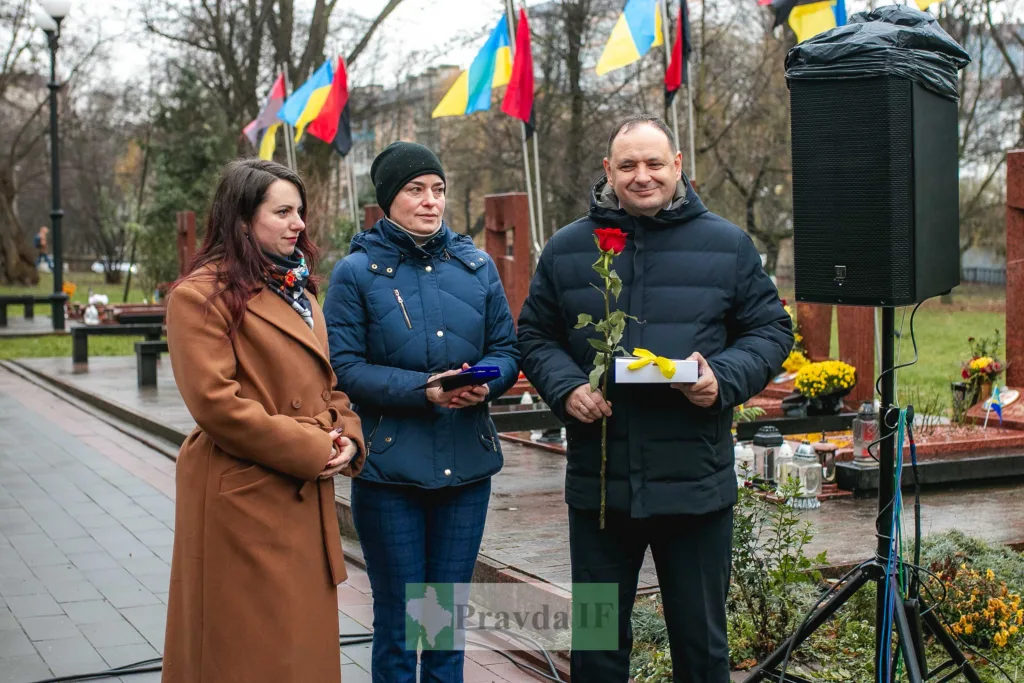 Урочиста церемонія з квітами та прапорами України
