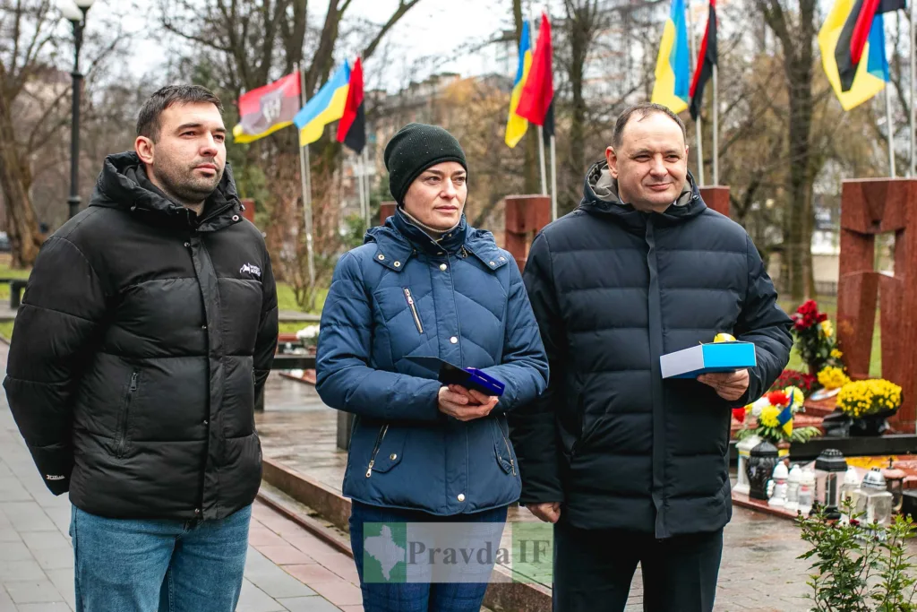 Люди на церемонії вшанування памʼяті в Україні