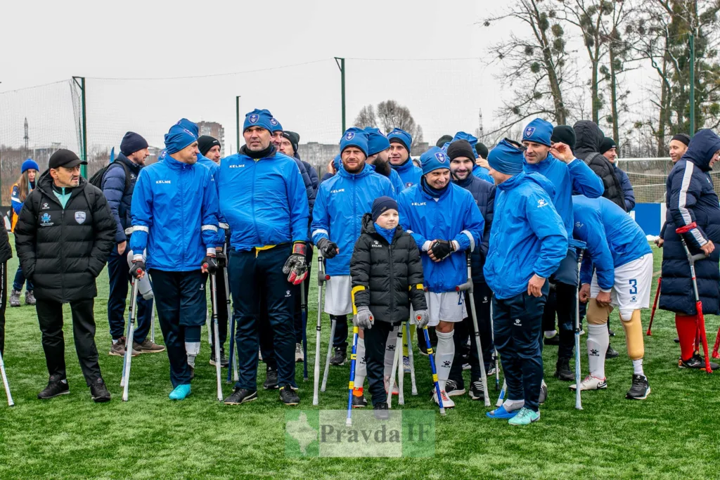 Команда ампфутболістів на футбольному полі взимку