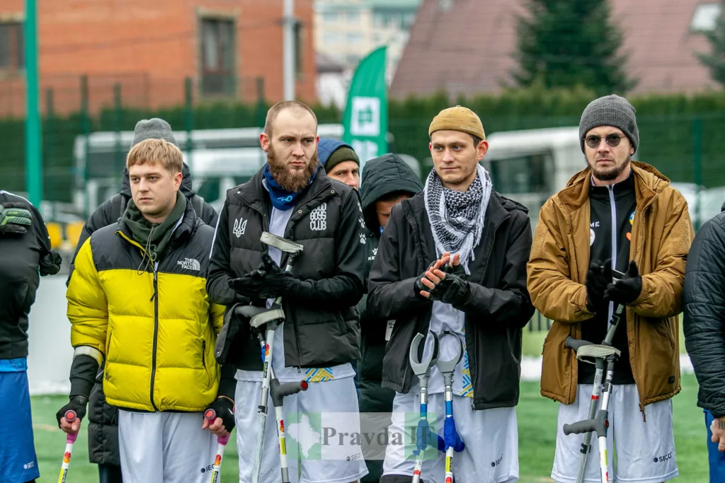 Команда гравців ампфутболу на спортивному полі