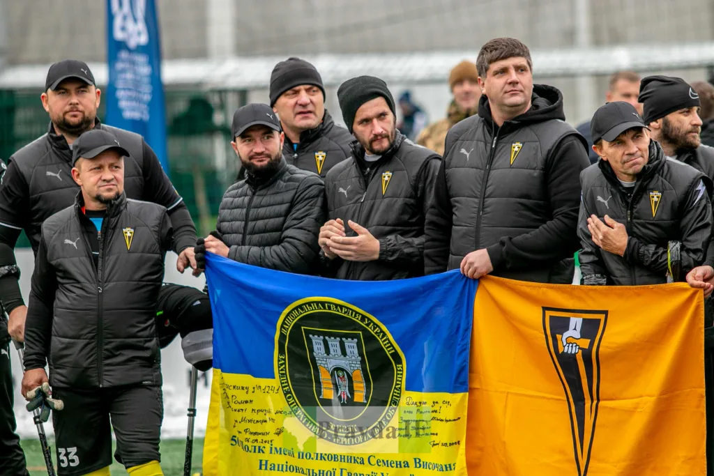 Команда ветеранів тримає прапори Нацгвардії України