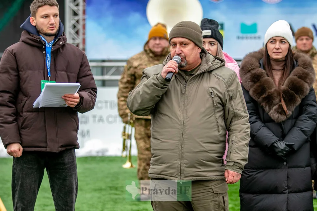 Чоловік говорить у мікрофон на відкритому заході