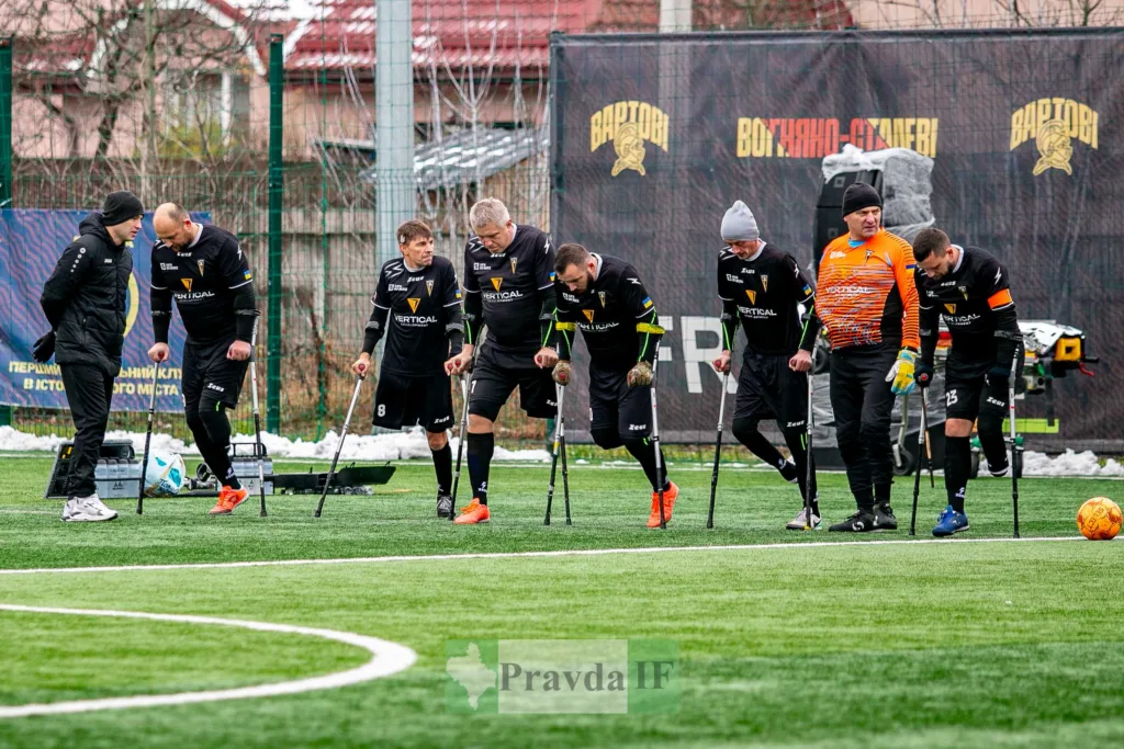 Футболісти на милицях тренуються на полі