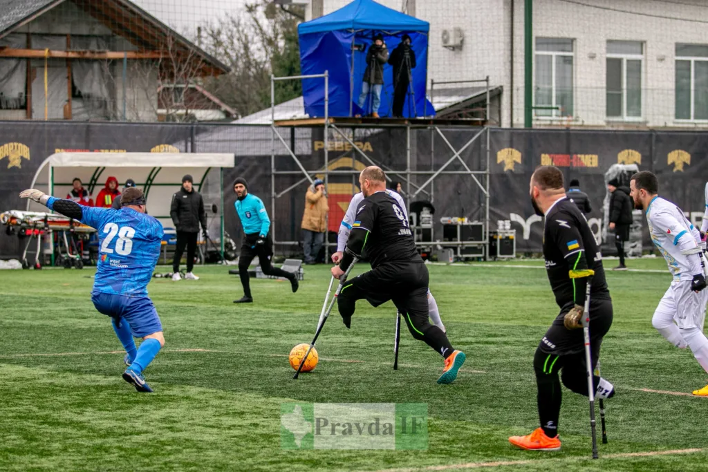 Футбольний матч гравців з протезами на полі