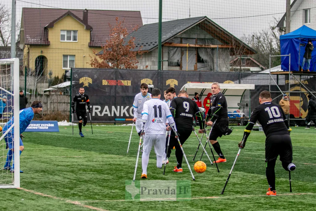 Матч ампфутболу на футбольному полі