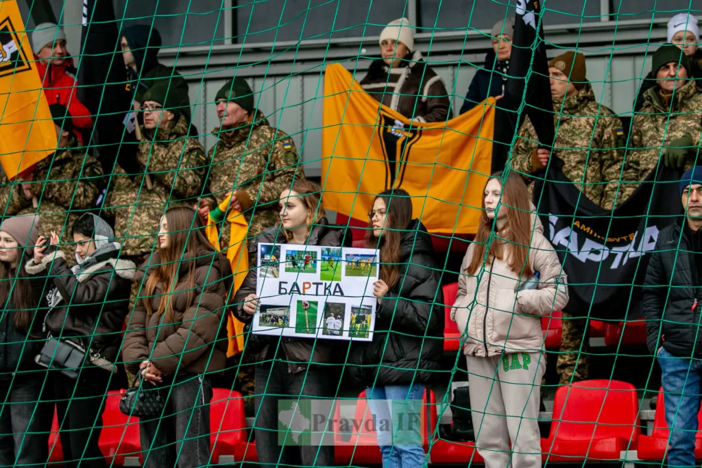 Вболівальники з плакатами на футбольному матчі