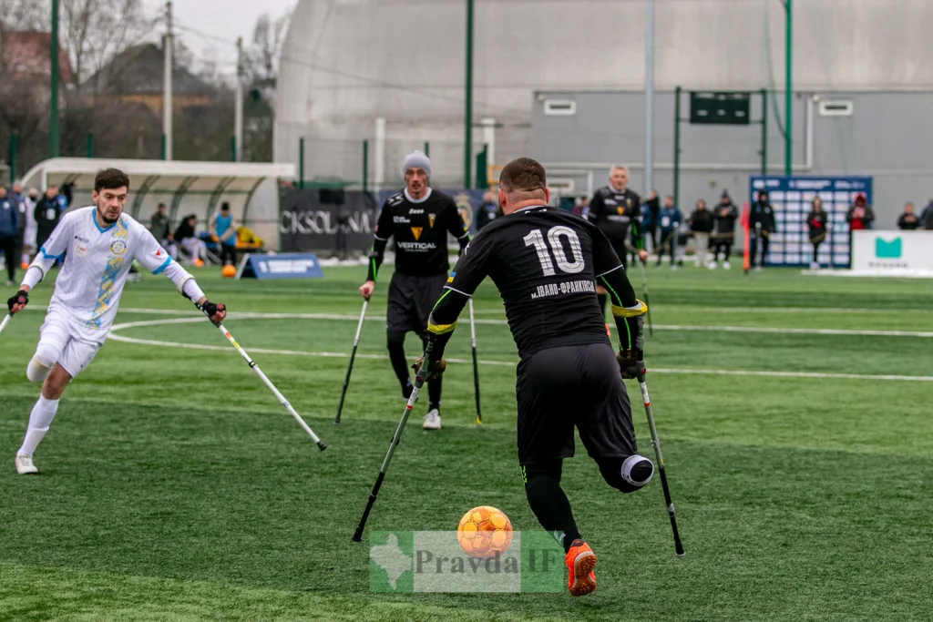 Матч ампфутболу на зеленому полі