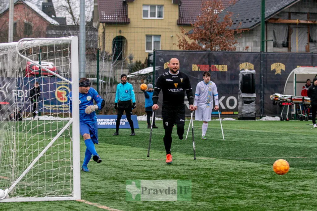 Матч з ампфутболу на футбольному полі