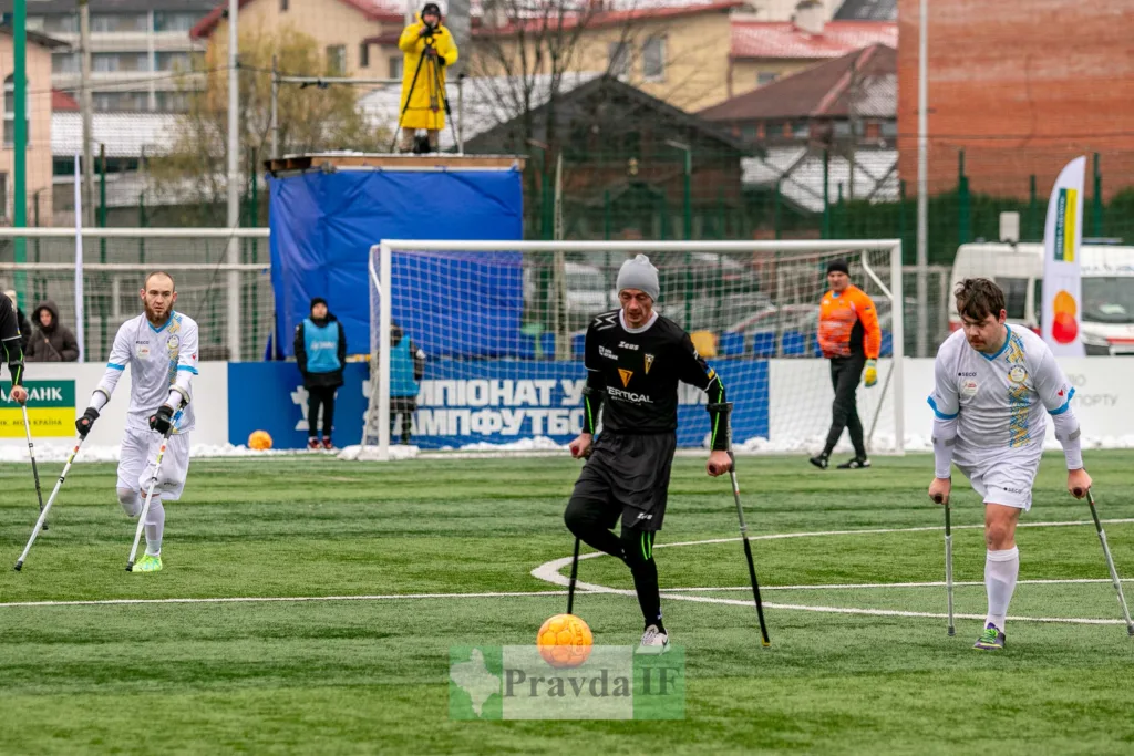 Гравці ампфутболу під час матчу на полі