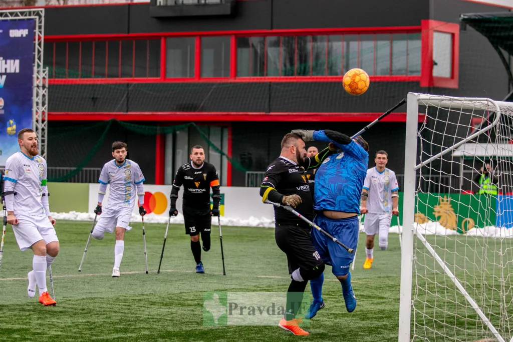 Матч ампфутболу, воротар відбиває м'яч