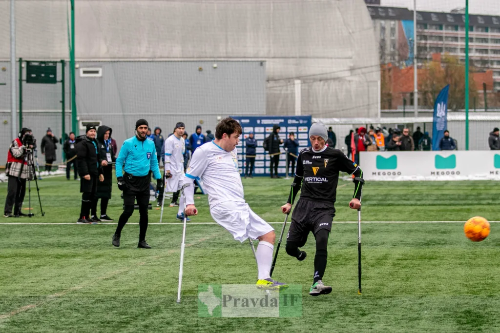 Матч ампфутболу на футбольному полі