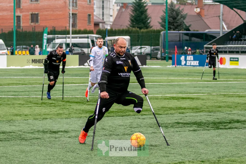 Футболісти на милицях грають на полі