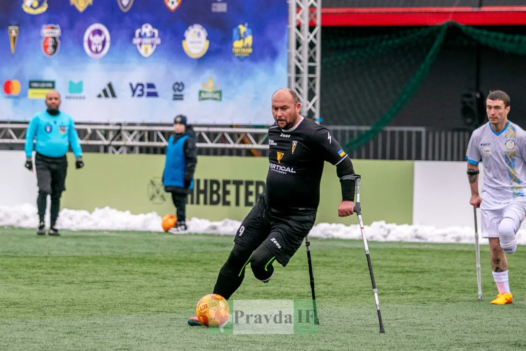 Футболісти з протезами грають у матч на полі