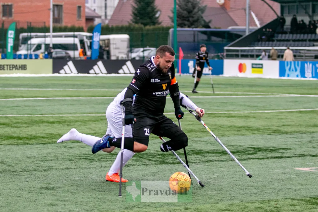 Футболісти на милицях грають матч на полі