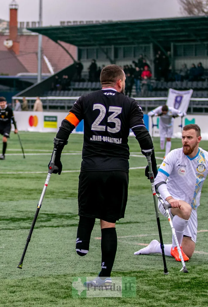 Футболісти з протезами на полі під час матчу