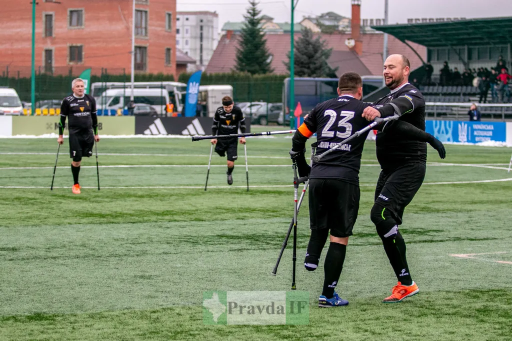 Футболісти з ампутаціями грають на полі