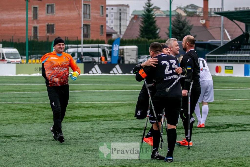 Гравці ампфутболу святкують на футбольному полі