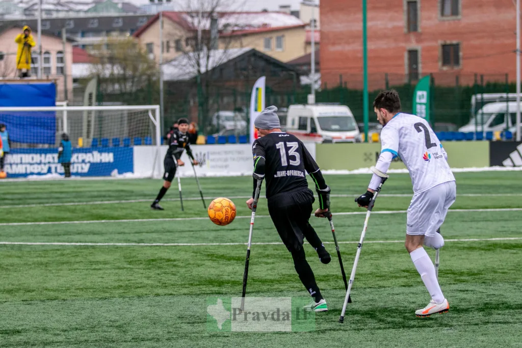 Футболісти-ампутанти грають на полі