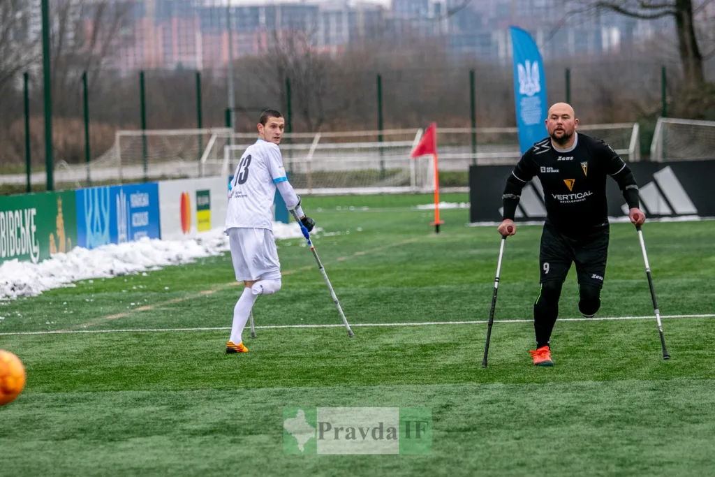 Матч ампфутболу на футбольному полі