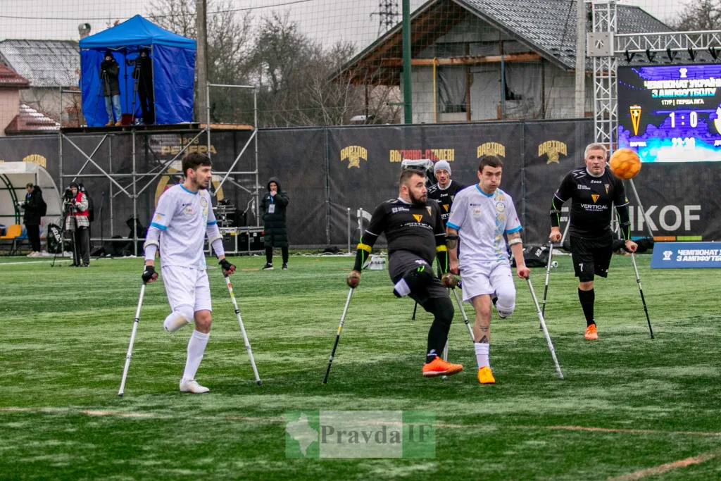 Матч ампфутболу на футбольному полі