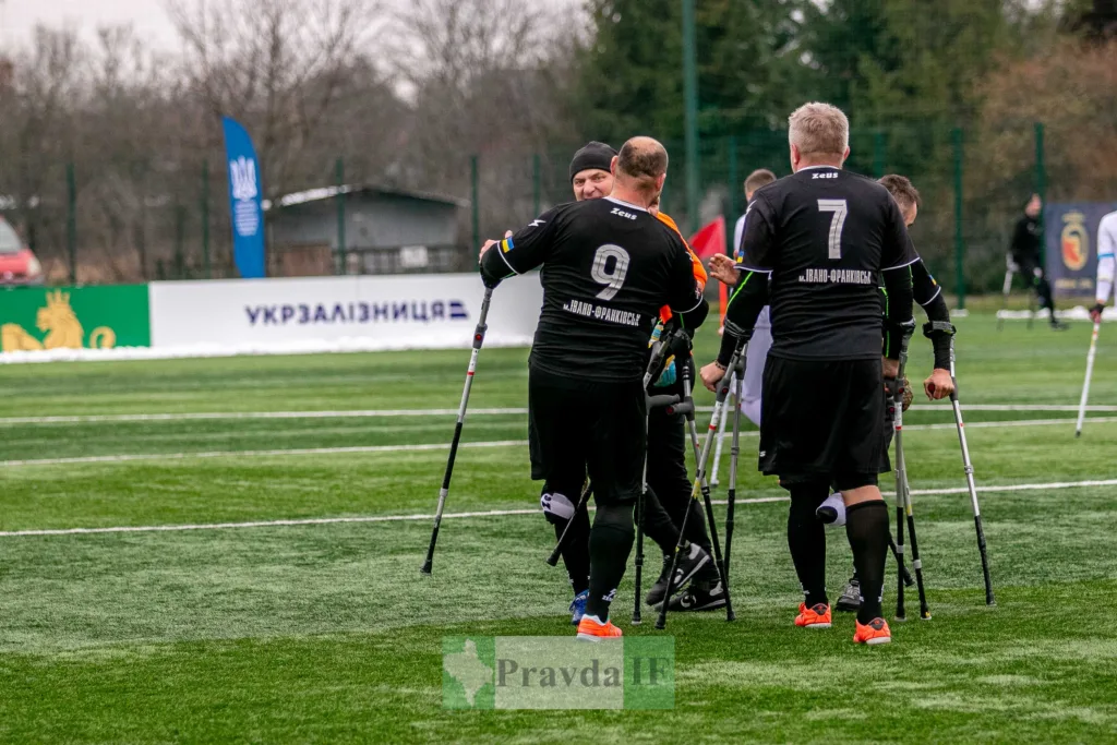 Футболісти з протезами на полі вітаються