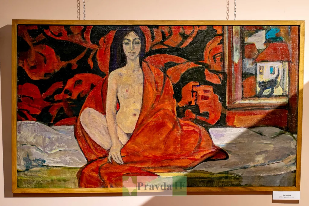 Картина жінки в червоному на тлі орнаменту