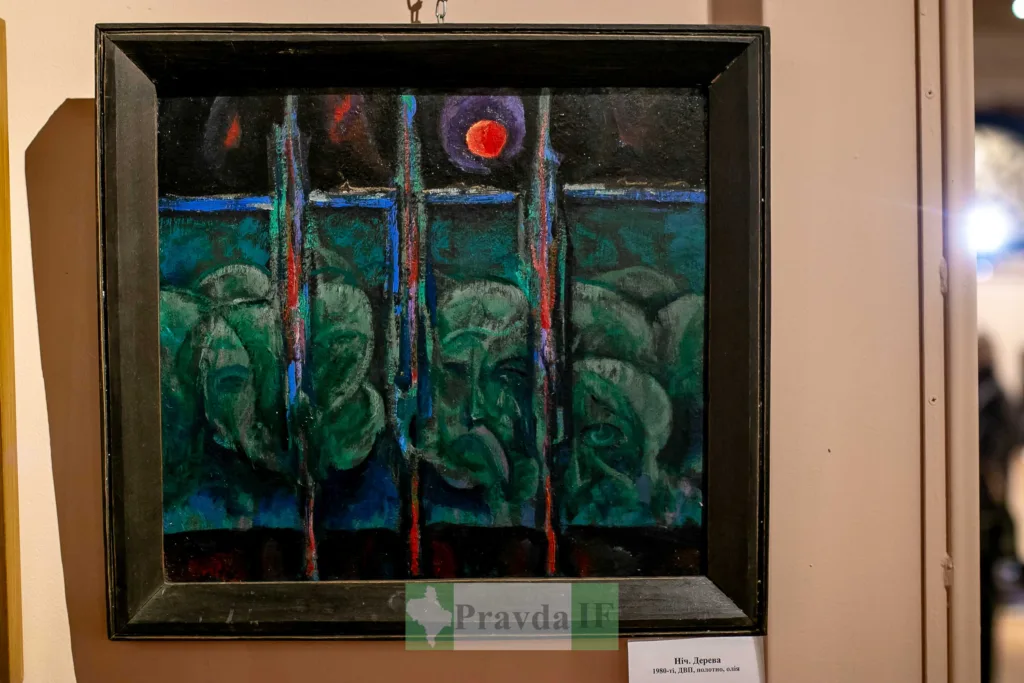 Абстрактна картина з обличчями та червоним місяцем