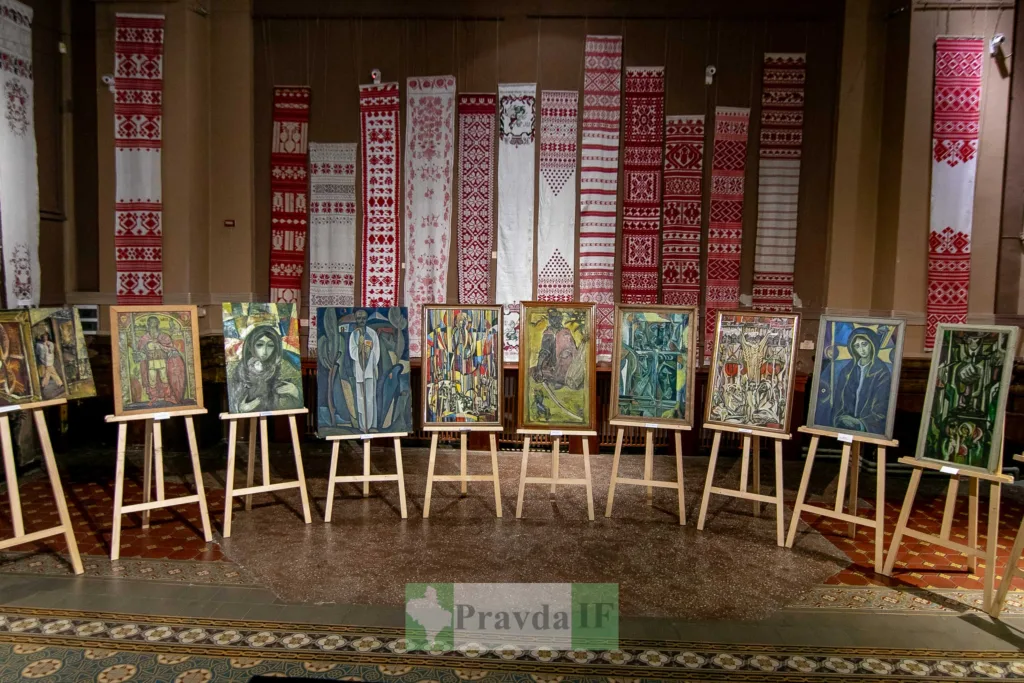 Виставка картин перед українськими вишитими рушниками