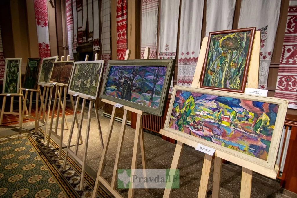 Виставка українських картин на дерев'яних мольбертах