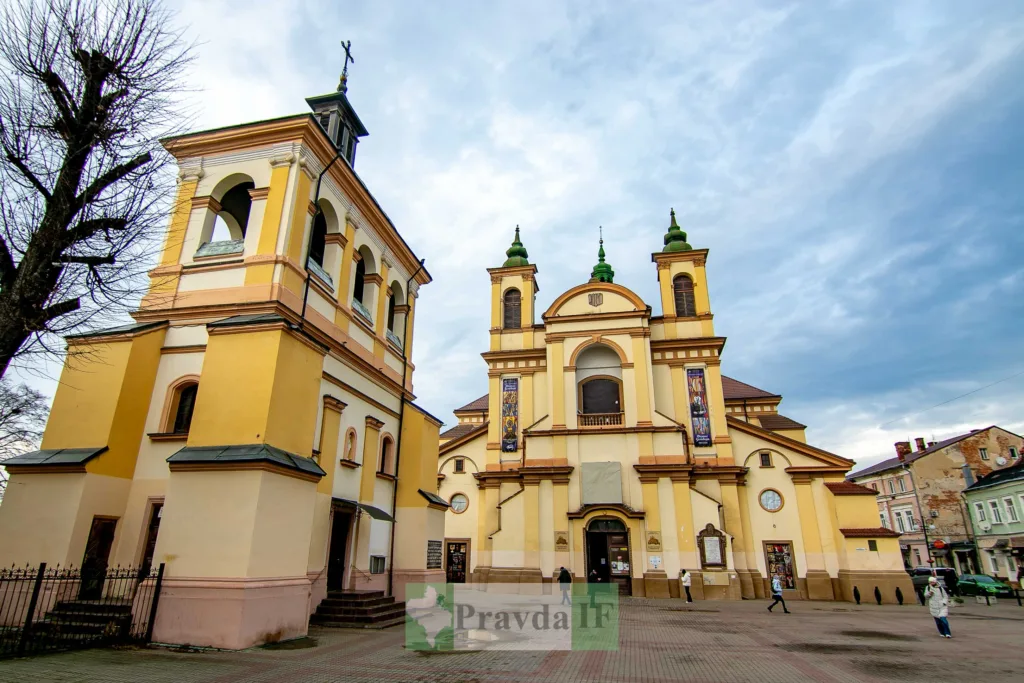 Кафедральний собор у центрі Івано-Франківська