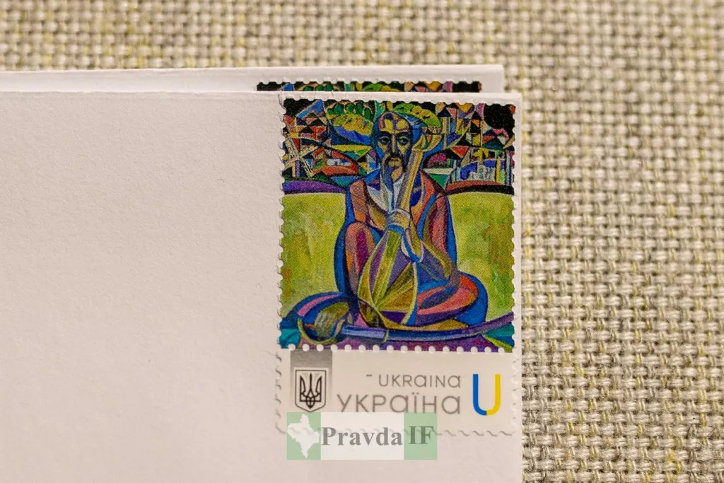 Українська поштова марка з кольоровим малюнком кобзаря