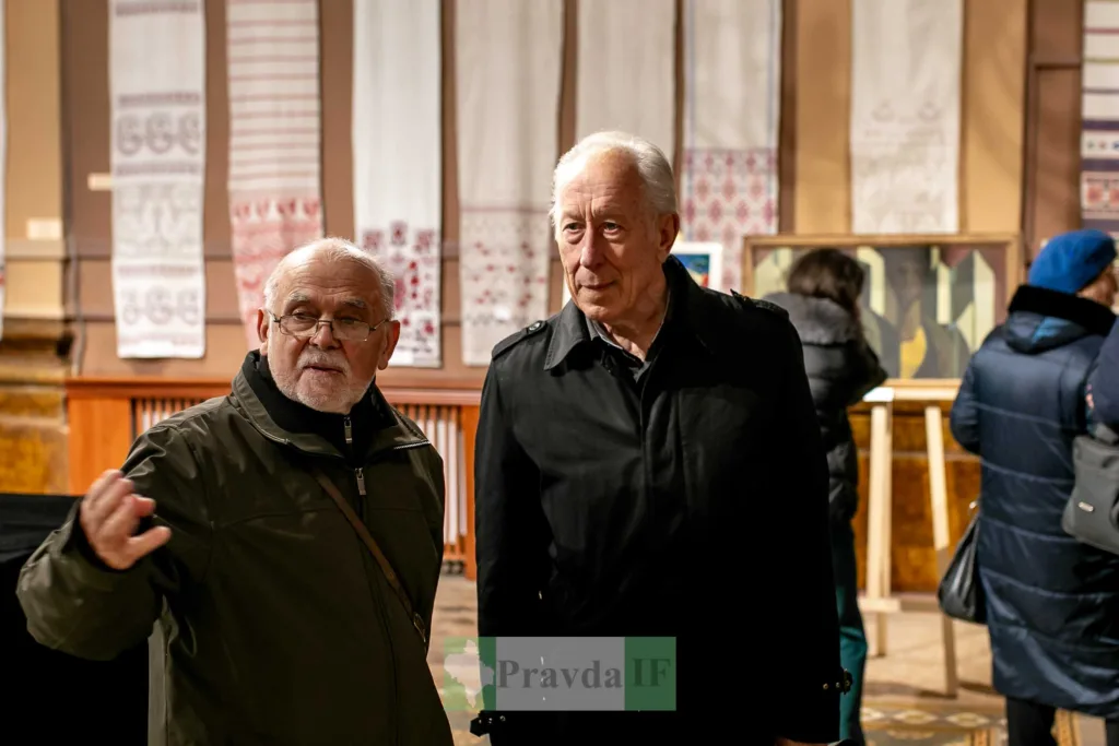 Двоє чоловіків на виставці українських рушників