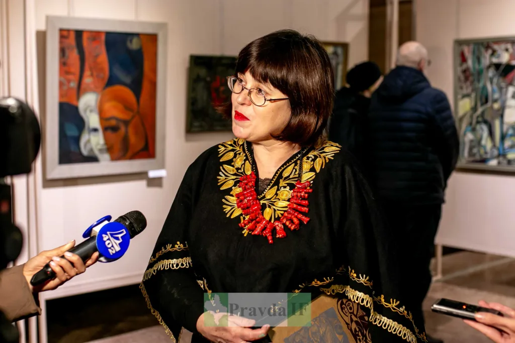 Жінка дає інтерв'ю на художній виставці