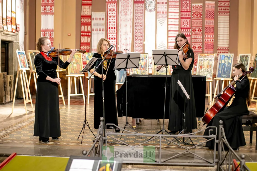 Жіночий квартет виконує музику у галереї
