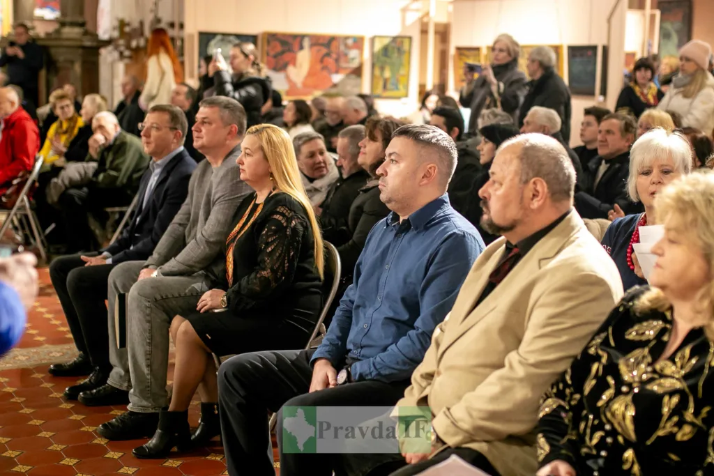 Люди сидять на заході в артгалереї