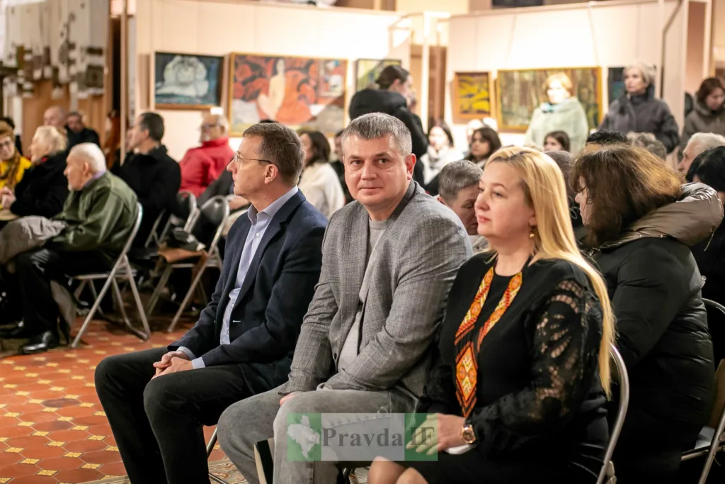 Люди на заході в художній галереї