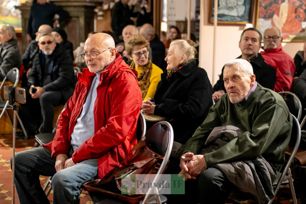 Люди сидять на заході в приміщенні