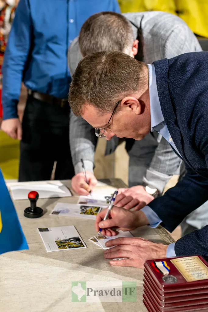 Люди підписують поштові конверти на урочистому заході