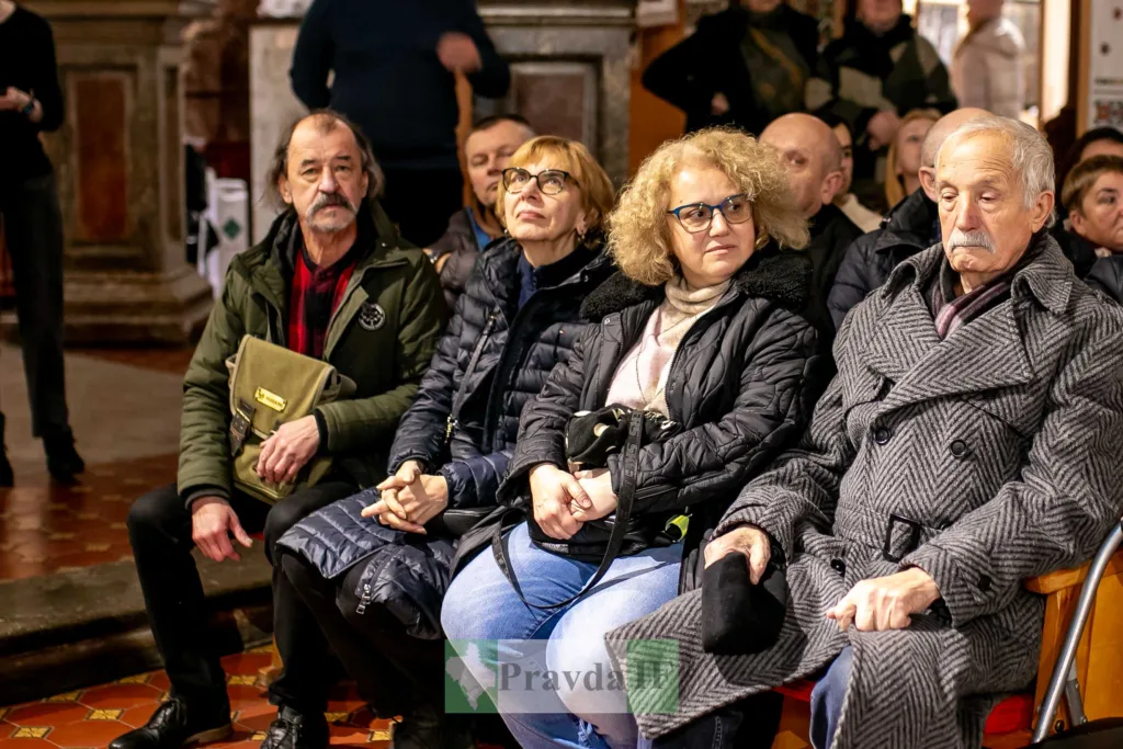 Люди сидять на заході у приміщенні