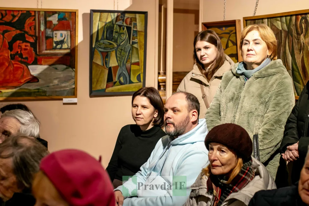 Люди на виставці картин у галереї