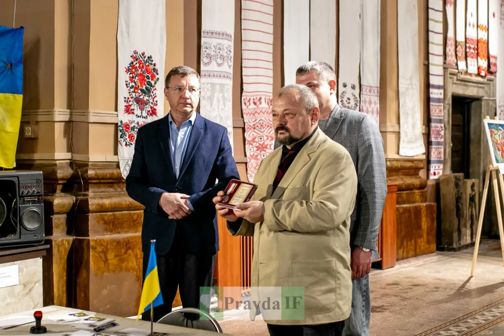 Вручення нагороди в українському культурному центрі