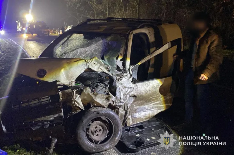 Дорожньо-транспортна пригода з пошкодженим автомобілем уночі