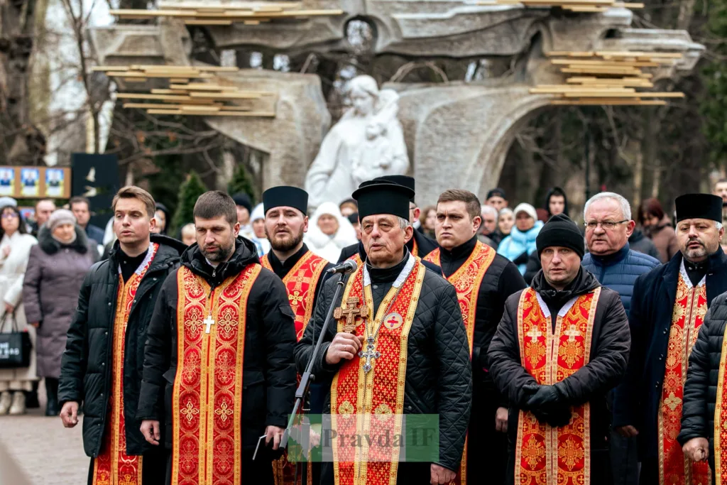Священники на церемонії біля пам’ятника