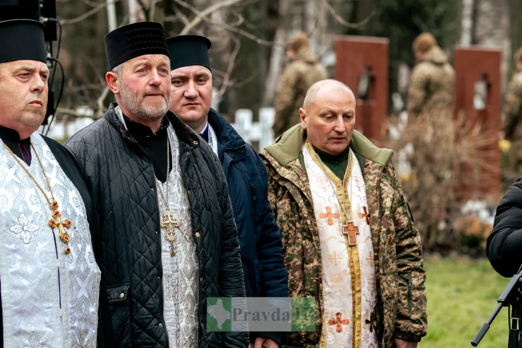 Священники проводять церемонію на військовому цвинтарі