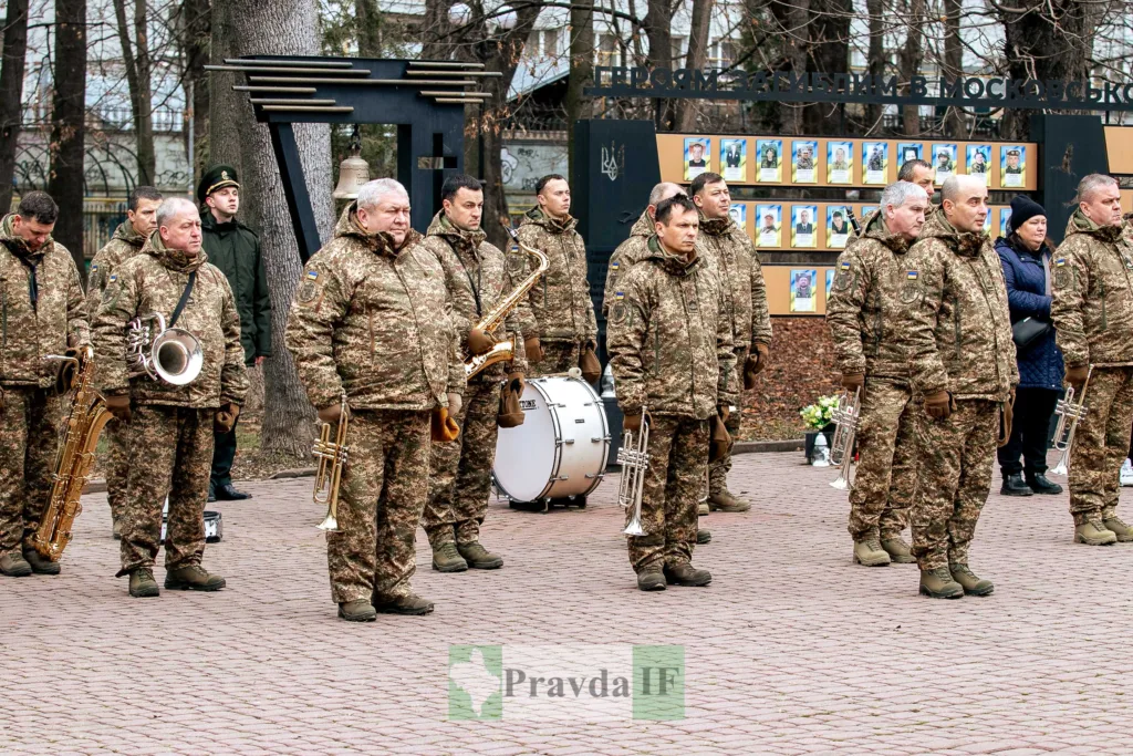 Військовий оркестр на церемонії вшанування героїв