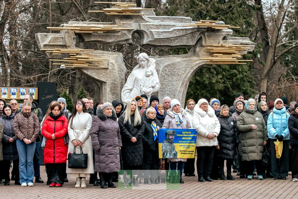 Люди вшанoвують пам’ять загиблих біля меморіалу