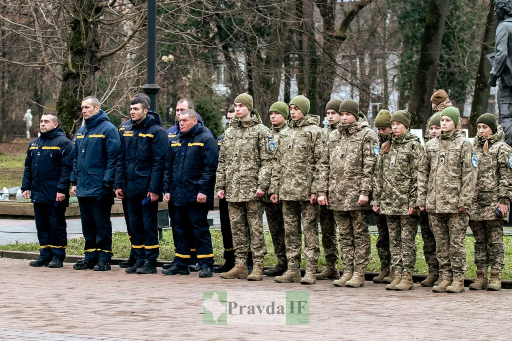 Військові та рятувальники стоять на урочистій події
