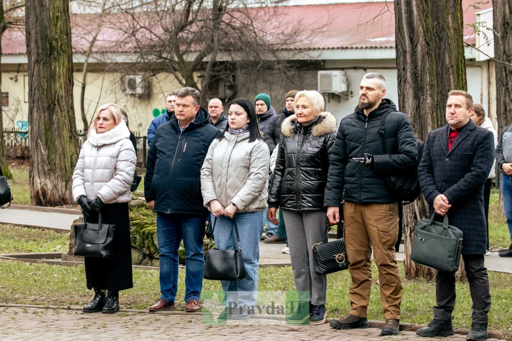 Люди стоять на вулиці під час заходу